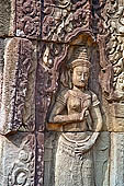 Banteay Kdei temple - devata bas-relief.